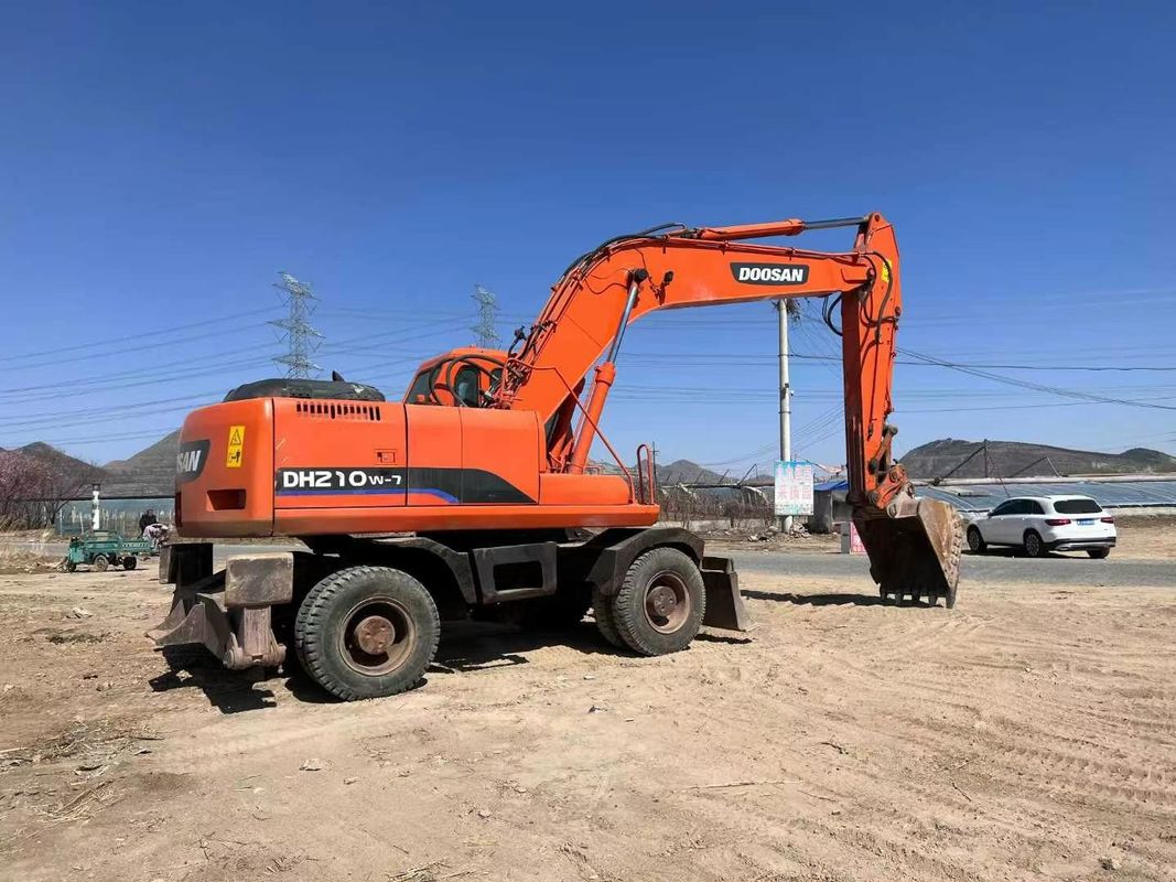 हाइड्रोलिक ड्राइव और ऑपरेटिंग वजन के साथ प्रयुक्त Doosan DH210 पहिया खुदाई अच्छी गुणवत्ता वाले खुदाई