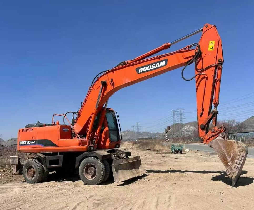 हाइड्रोलिक ड्राइव और ऑपरेटिंग वजन के साथ प्रयुक्त Doosan DH210 पहिया खुदाई अच्छी गुणवत्ता वाले खुदाई