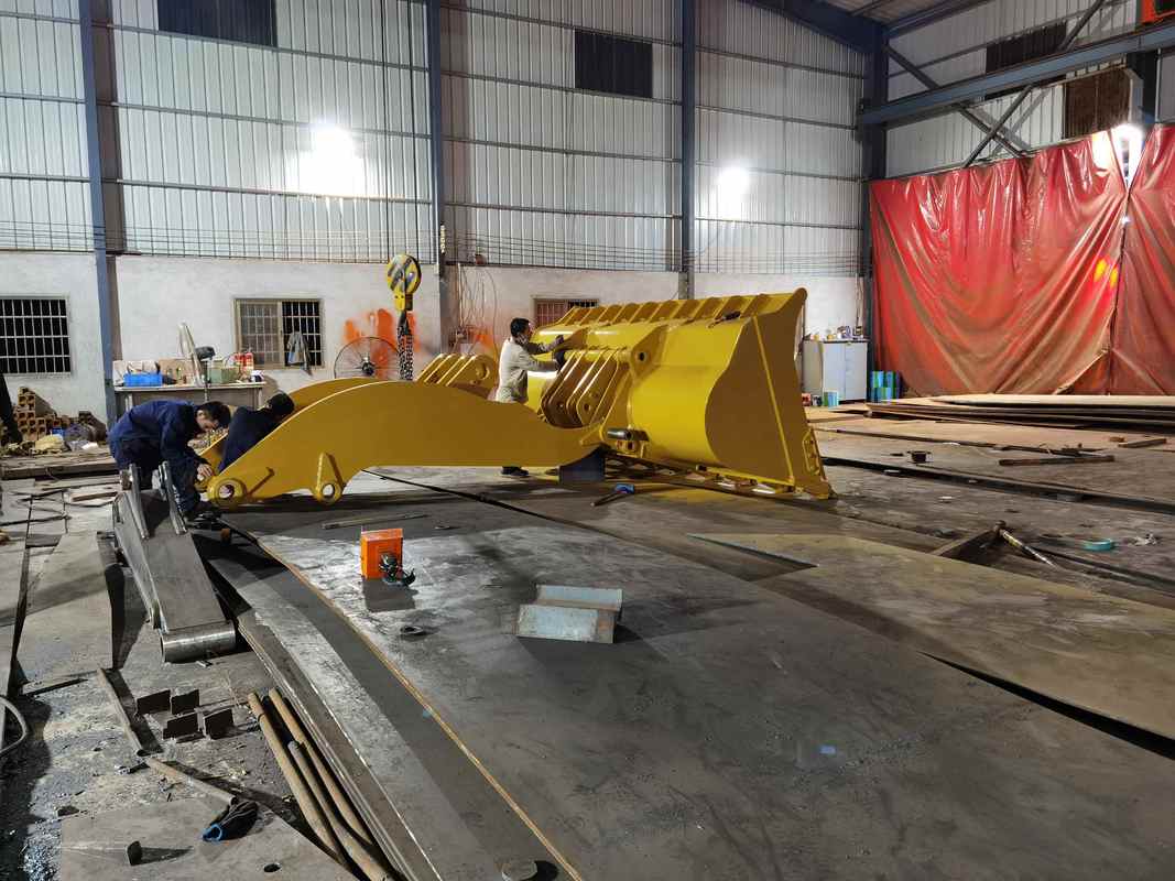 कैट 980 व्हील लोडर के लिए कस्टम 5.5 क्यूबिक मीटर खुदाई बाल्टी - भारी शुल्क Q355B रॉक बाल्टी